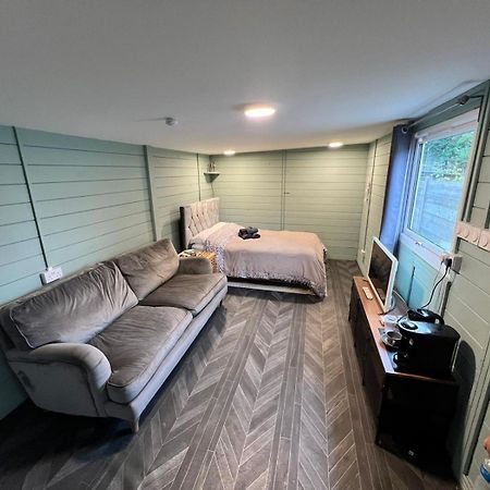 Cozy Cabin Independent Ensuite Guildford Exteriör bild