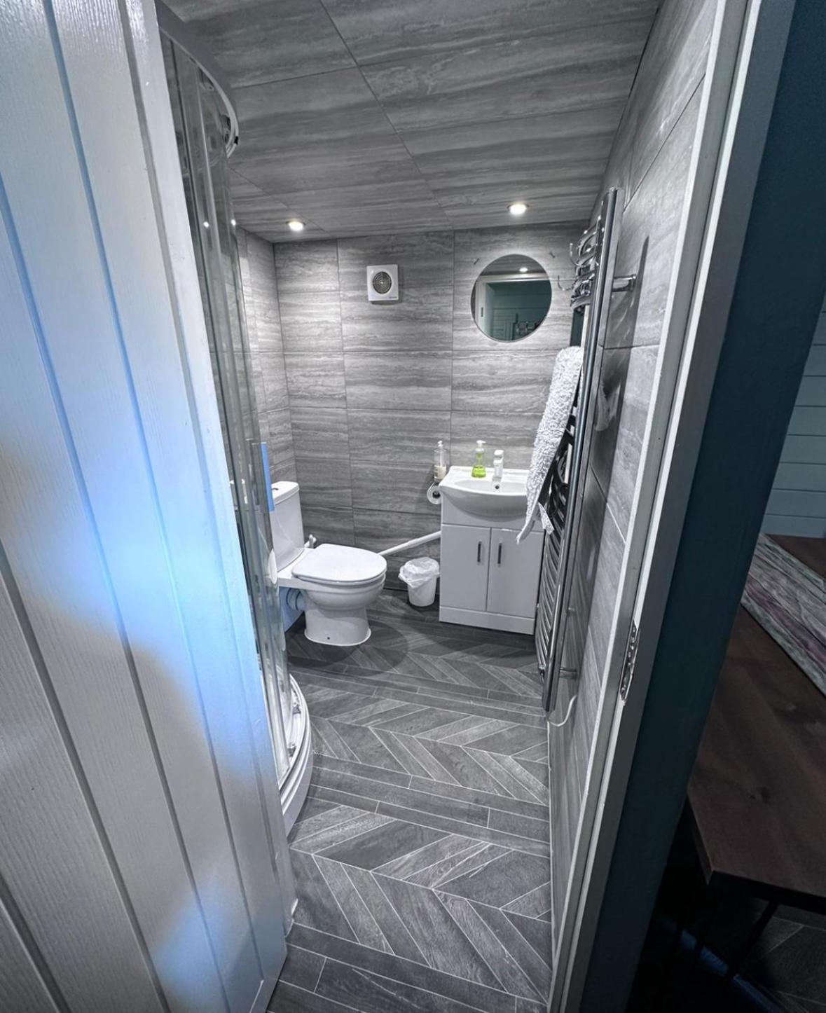 Cozy Cabin Independent Ensuite Guildford Exteriör bild