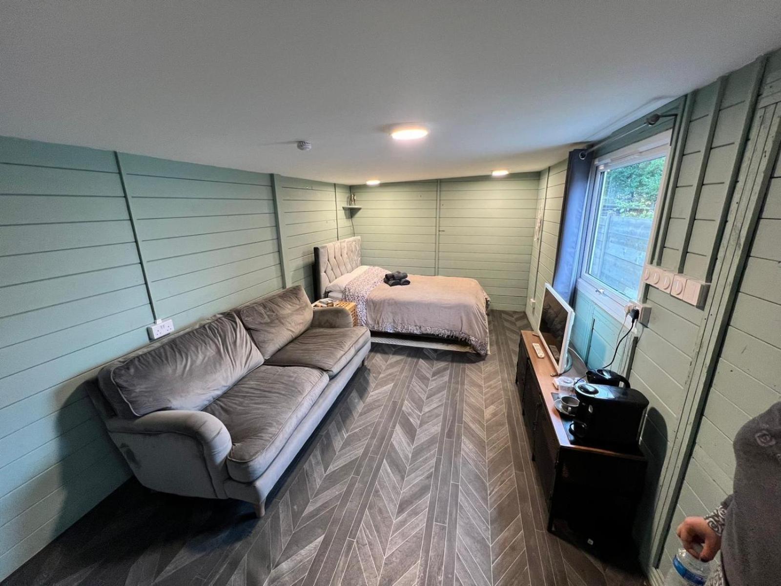 Cozy Cabin Independent Ensuite Guildford Exteriör bild